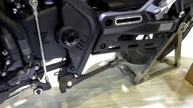 Выставка мотоциклов CFAIR. Часть 9. LONCIN, мотоцикл VOGE CU525,  макси-скутер SR4MAX.