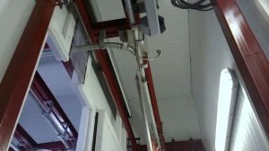 Подвесной монорельсовый путь в мясном цехе.mp4