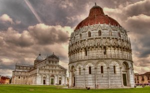 Знаменитый Пизанский Баптистерий Св. Иоанна на Пьяцца деи Мираколи