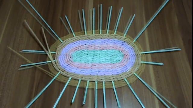 Как сплести овальную салфетку / Плетение из газет