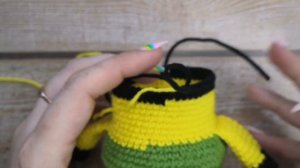 Вяжем миньона. Мастер-класс по вязанию крючком. Яблоко крючком. Амигуруми вяжем игрушки крючком.