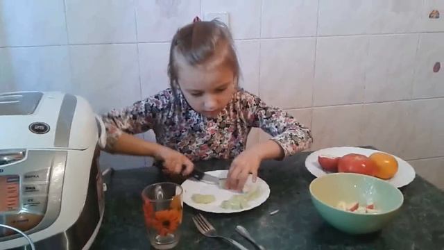 Готовим овощной и фруктовый салатики.