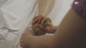 Массаж травяными мешочками