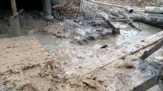 Глоток или полное поглащение буравого раствора, при бурении скважины на известняк.