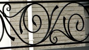 Как украсить верх забора, как оформить верх забора ковкой ,парапет кованый