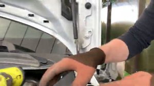 Развалились изоляторы капота на Range Rover