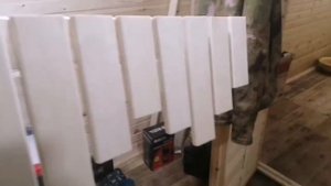 Вешалка в баню с верхней полочкой, из остатков обналичника!