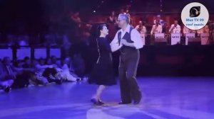 Красивый танец, красивая пара. Шалунья Осень!