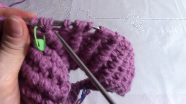 ШИКАРНАЯ ШАПКА - БЕРЕТ ч.1(от nadina knits)укороченными рядами и с вытянутыми петлями.