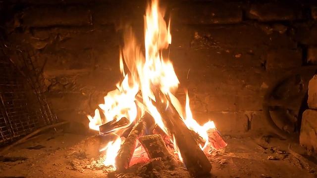CRACKING FIREWOOD! ТРЕСК ДРОВ ДЛЯ РАЗМЫШЛЕНИЙ! FIRE SOUNDS. НОЧЬ В ОХОТНИЧЬЕЙ ХИЖИНЕ. ASMR SLEEP(4K смотреть онлайн