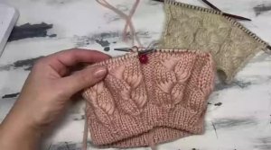 Шикарный узор с вытянутыми петлями для вязания беретов, шапок. Круговое вязание..mp4