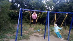 Чуть не упала с качелей?! ?/экстрим на детских качелях