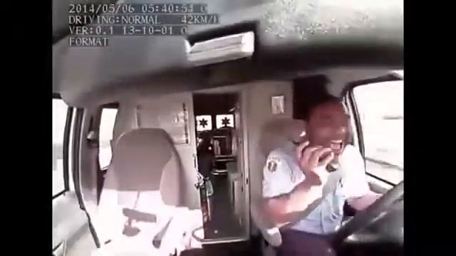 Водитель скорой помощи зажигает под музыку Рианну Richana смотреть онлайн