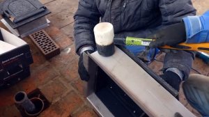 Кладка первого ряда мангального комплекса из кирпича зимой. Визуализация, порядовка мангальной зоны