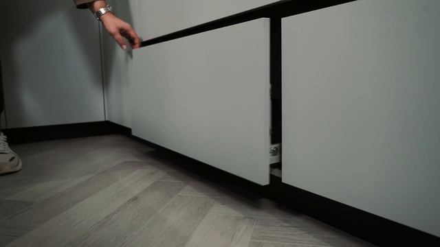 Кухня мечты. Обзор современной кухни в серых оттенках с витриной. смотреть онлайн