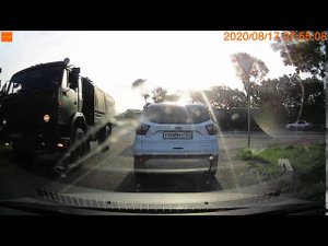 ДТП: военный камаз завалил на бок гражданский грузовик.