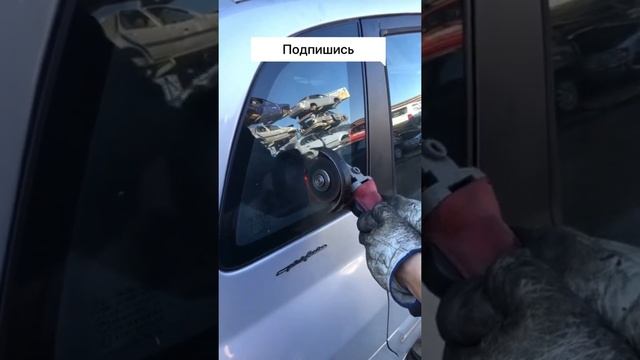 Пилим стекло с помощью болгарки | Sawing glass with a grinder смотреть онлайн