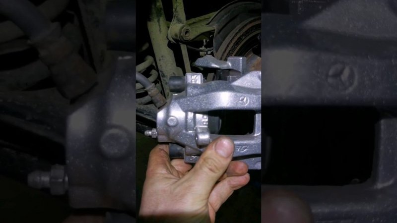 Как НЕ надо красить тормоза Mercedes Benz W212 #mercedes #мерседес #ремонтавто