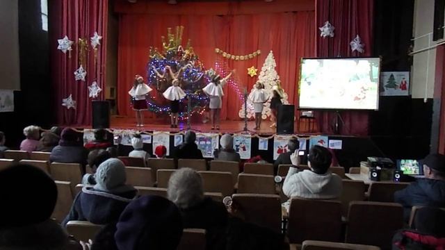 Танец под песню "У леса на опушке...." смотреть онлайн