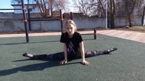 САМАЯ ГИБКАЯ девочка в мире //повторяет элементы))