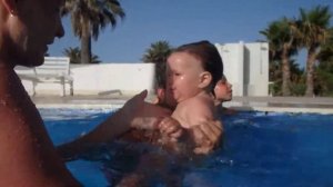 Маленький ребенок на море