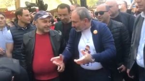 Никол Пашинян жарит шашлык на празднике День гражданина в Ереване