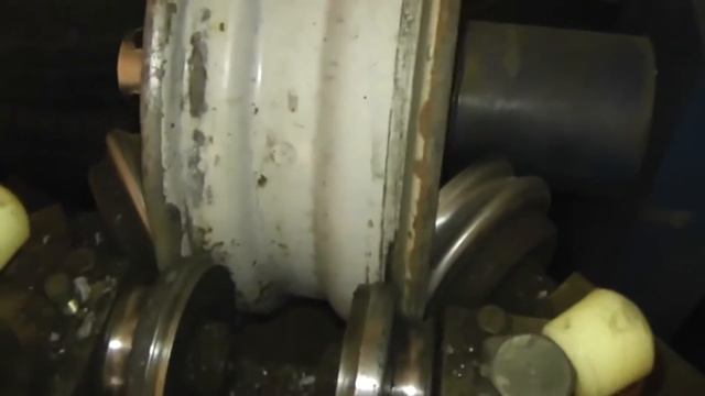 Прокатка железного автомобильного диска или правка диска смотреть онлайн