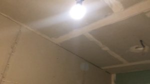 Двухуровневый каркас подвесного потолка и много штукатурки