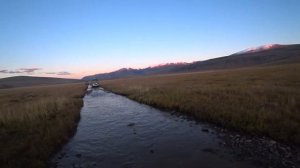 Ванны на плато Укок. Прохождение ванн на плато Укок.  Toyota drives through deep puddles.