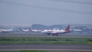 NONTON PESAWAT GARUDA GEDE LANDING DI RUNWAY 24 BANDARA SOEKARNO HATTA-BATIK AIR TAKE OFF