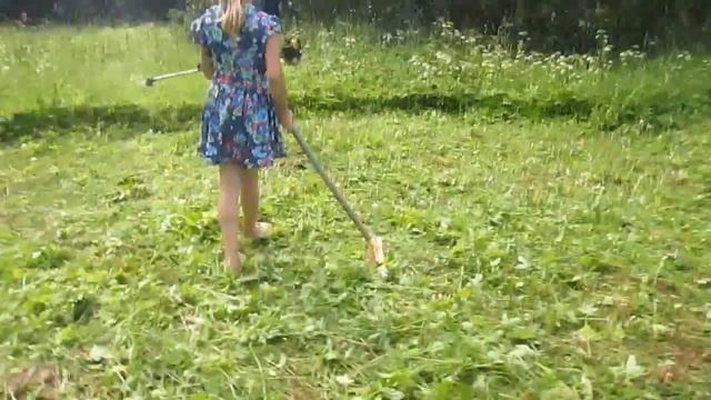 Дети учатся самостоятельной сельской работе//деревенская жизнь