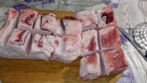 Солю сало//Делаю тушенку в автоклаве.