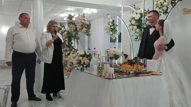 Мама прочитала трогательное поздравление в прозе с днём свадьбы сыну и невесте ?❤️ смотреть онлайн