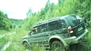 УАЗ и Митцубиси МОНТЕРО Спорт на таёжной дороге-1