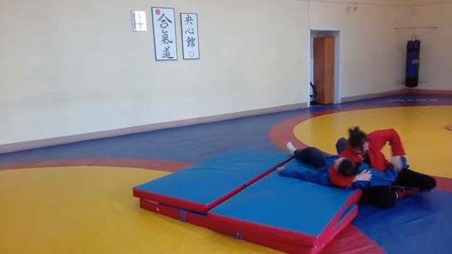 Бросок через бедро в движении. смотреть онлайн