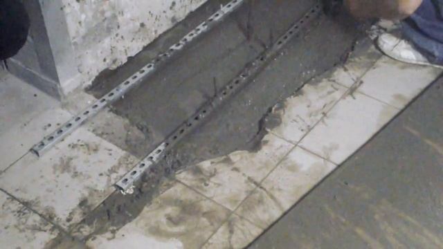 Заделываем отверстие в перекрытии бетоном
