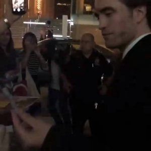 Rob firmando autografos y tomandose selfies - cinoca -