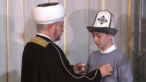 Муфтий Равиль Гайнутдин наградил Ислама Халилова, спасавшего людей в "Крокус Сити Холле"