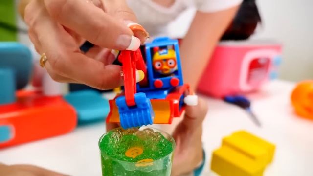 Маша Капуки и Робокар Поли готовят на Хэлоуин капкейки! Видео про машинки - Игрушки для детей смотреть онлайн