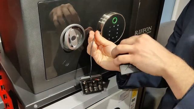 Сейф с биометрией. Биометрический замок на сейфе Griffon M.30.FP BLACK смотреть онлайн