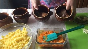 Картошка с курицей, тушенная в горшочках в духовке