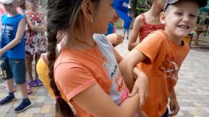 Девочка пытает мальчика