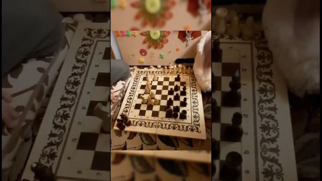 СЫН ИГРАЕТ С ПАПОЙ В ШАХМАТЫ ДОМА. АЛЕКСЕЙ 7 ЛЕТ. БЕРИ ПРИМЕР!!! 👍👍👍😀
