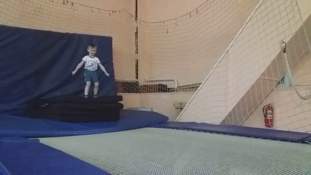 Кувырок вперед на батуте Артемий 4.8 смотреть онлайн