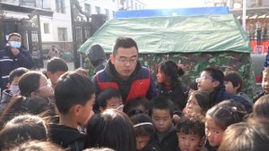 В пострадавших от землетрясения районах Китая сейсмологи учат детей не бояться стихии