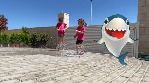 Акуленок Baby Shark Песенка для детей Весёлая игра с разноцветными шариками Song for kids