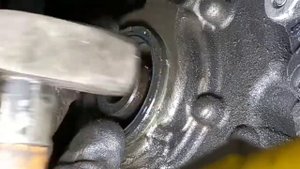 OPEL FRONTERA 2.2, diesel, 2001 Replacing the front oil seal and the crankshaft pulley.