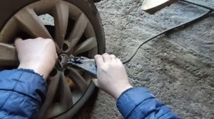 КАК ОТКРУТИТЬ секретный болт на калесе,без ключа