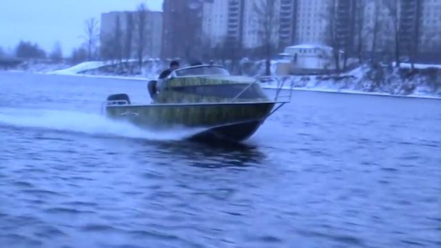 Катер Беркут 510 Полурубка на волне.MPG