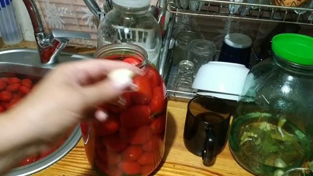 Самый быстрый и вкусный способ засолки помидоров,как в бочке ( гости попросят ещё??)